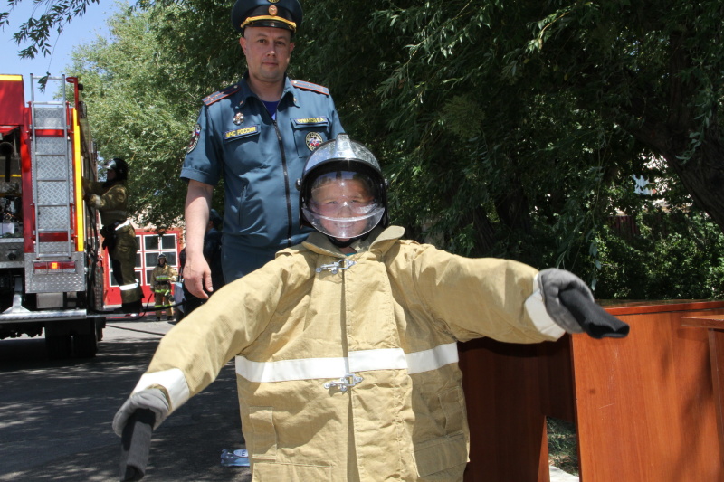Воспитанники летнего оздоровительного лагеря побывали в гостях у пожарных
