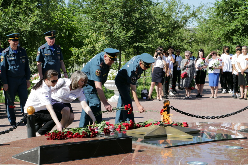 Личный состав МЧС России принял участие в ряде патриотических акций, приуроченных ко Дню памяти и скорби.