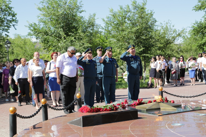 Личный состав МЧС России принял участие в ряде патриотических акций, приуроченных ко Дню памяти и скорби.