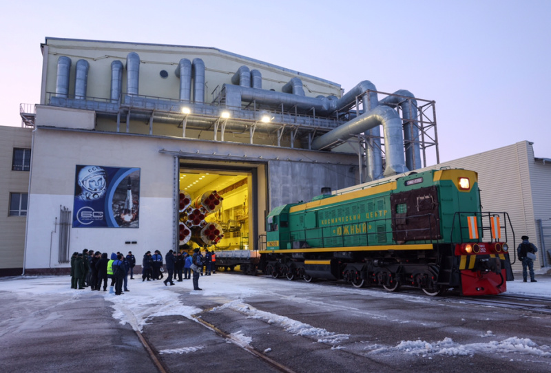 Ракету космического назначения «Союз-2.1а» транспортировали на стартовый комплекс космодрома Байконур.