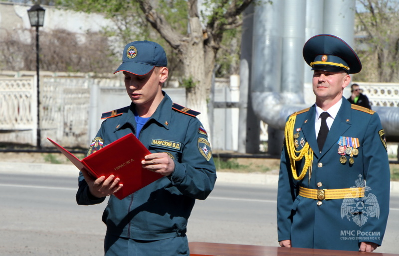 Байконурские пожарные приняли Присягу сотрудника МЧС.