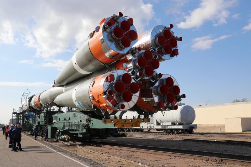 Ракету «Союз-2.1а» с кораблем «Прогресс МС-23» вывезли на стартовый комплекс Байконура.