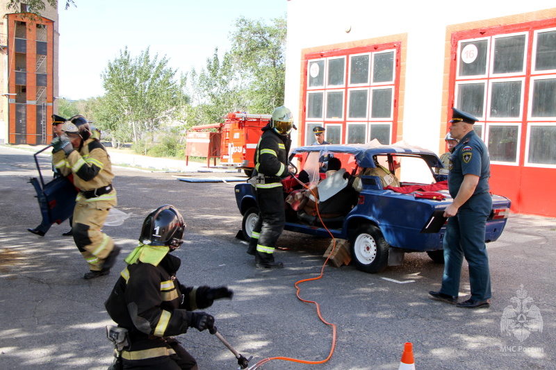 В Байконурском гарнизоне прошли соревнования по проведению аварийно-спасательных работ при ликвидации ЧС на автомобильном транспорте.
