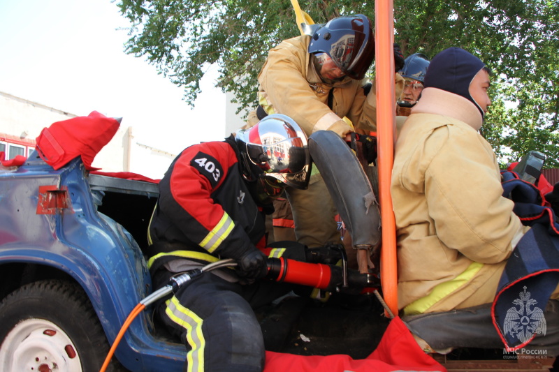 В Байконурском гарнизоне прошли соревнования по проведению аварийно-спасательных работ при ликвидации ЧС на автомобильном транспорте.