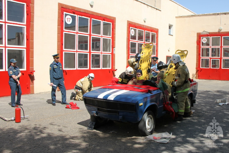 В Байконурском гарнизоне прошли соревнования по проведению аварийно-спасательных работ при ликвидации ЧС на автомобильном транспорте.