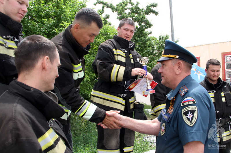 В Байконурском пожарно-спасательном гарнизоне состоялись соревнования по пожарному футболу.