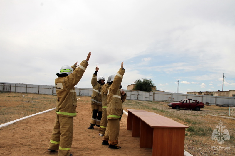 Закончились военно-спортивные сборы для учащихся классов «Пожарный кадет»  из средней школы  № 4.