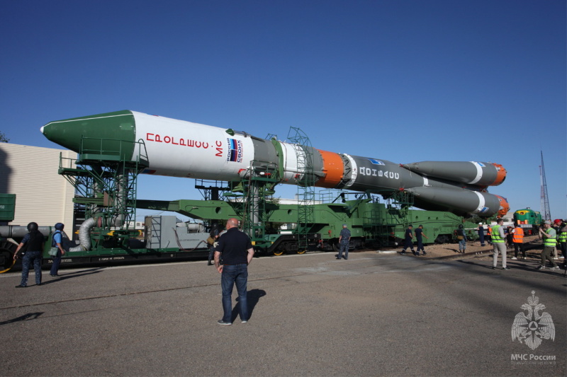 На космодроме Байконур проходят заключительные предпусковые операции с ракетой-носителем «Донбасс».
