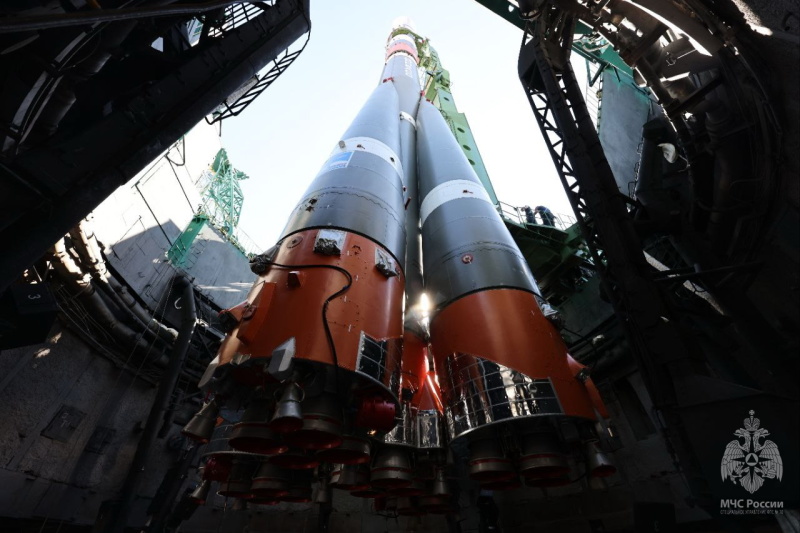 На космодроме Байконур проходят заключительные предпусковые операции с ракетой-носителем «Донбасс».