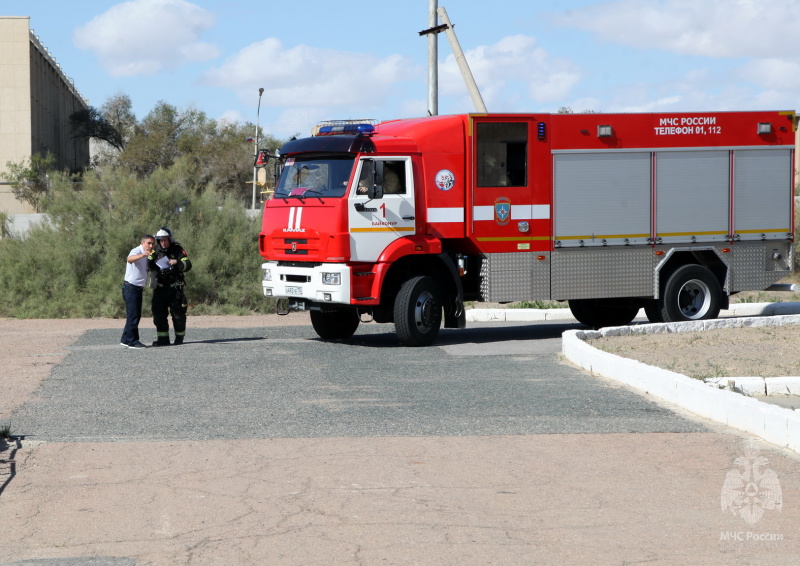 Пожарные провели учения в Байконурском индустриальном техникуме.