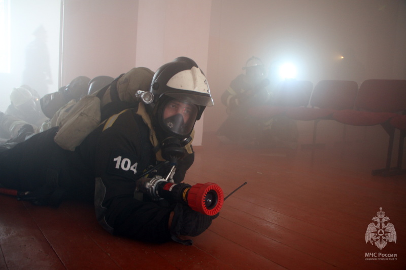 Пожарные провели учения в Байконурском индустриальном техникуме.