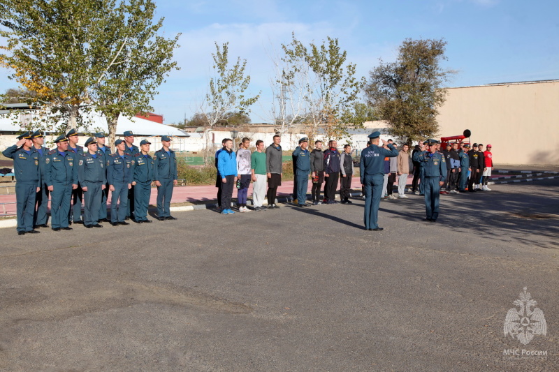 Байконурские пожарные провели соревнования по пожарно-спасательному спорту в честь 76-й годовщины образования специальной пожарной охраны России.