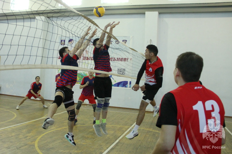 Команда Специального управления ФПС № 70 МЧС России приняла участие в городском турнире по волейболу.
