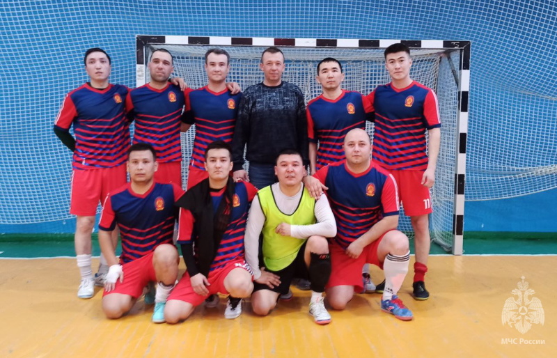 Байконурские пожарные взяли серебро в городском турнире по мини-футболу.
