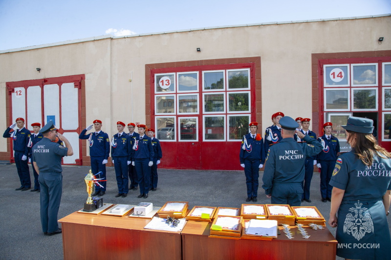Настоящие огнеборцы: юноши и девушки кадетского класса успешно прошли испытания