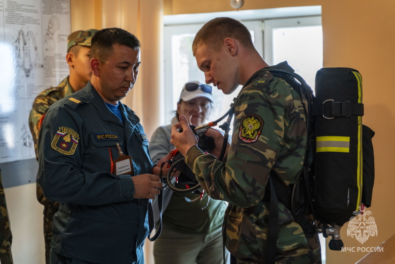 Настоящие огнеборцы: юноши и девушки кадетского класса успешно прошли испытания