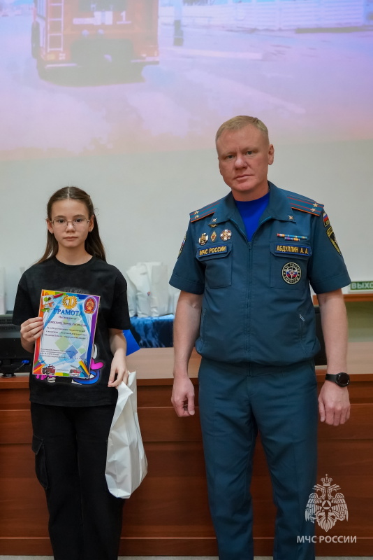 Награждение детей сотрудников, принимавших участие в патриотической и культурно-досуговой деятельности МЧС России