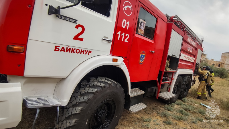 Пожарные Байконура отработали тушение условного пожара в гостинице