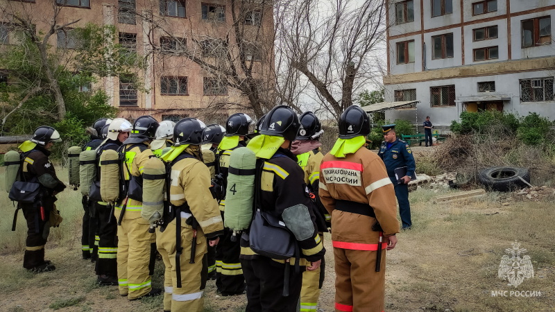 Пожарные Байконура отработали тушение условного пожара в гостинице