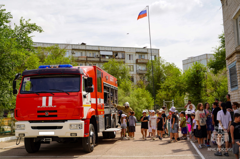 Юные байконурцы познакомились с работой пожарных