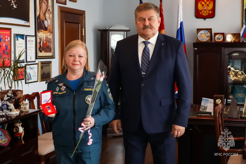 Глава администрации Байконура наградил отличившихся сотрудников МЧС
