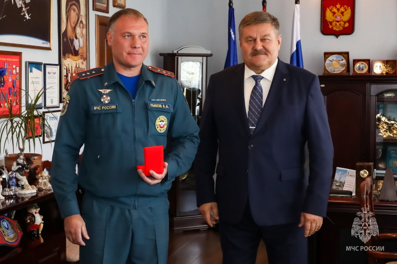 Глава администрации Байконура наградил отличившихся сотрудников МЧС