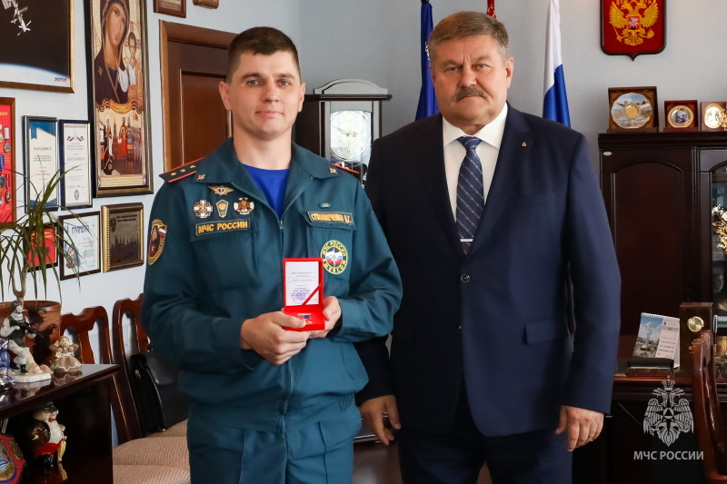 Глава администрации Байконура наградил отличившихся сотрудников МЧС