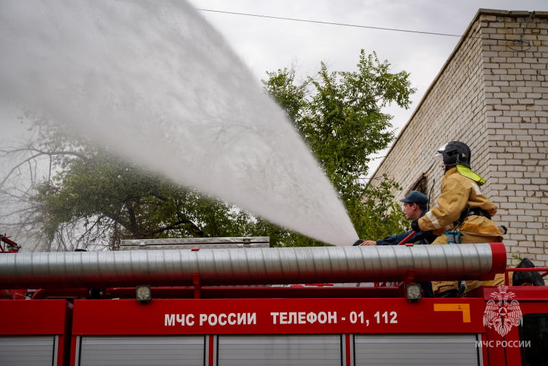 Сотрудники МЧС России провели практическое занятие для воспитанников летнего оздоровительного лагеря