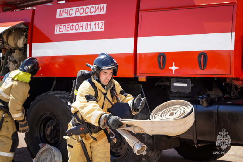 Пожарно-тактическое учение в монтажно-испытательном корпусе космодрома Байконур