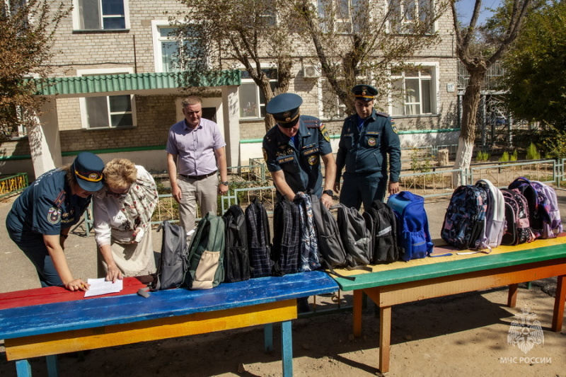 Сотрудники Специального управления ФПС № 70 МЧС России помогли детям собраться в школу