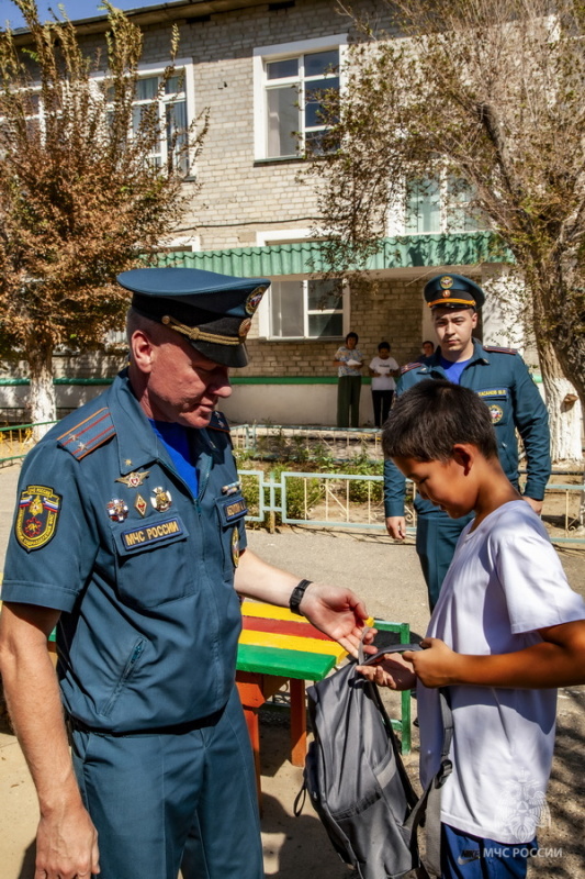 Сотрудники Специального управления ФПС № 70 МЧС России помогли детям собраться в школу