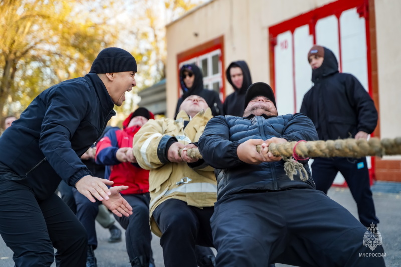 Соревнования по перетягиванию каната, приуроченные к 35-й годовщине со дня образования МЧС России