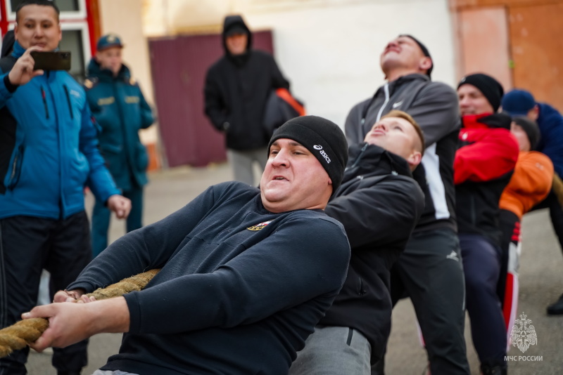 Соревнования по перетягиванию каната, приуроченные к 35-й годовщине со дня образования МЧС России