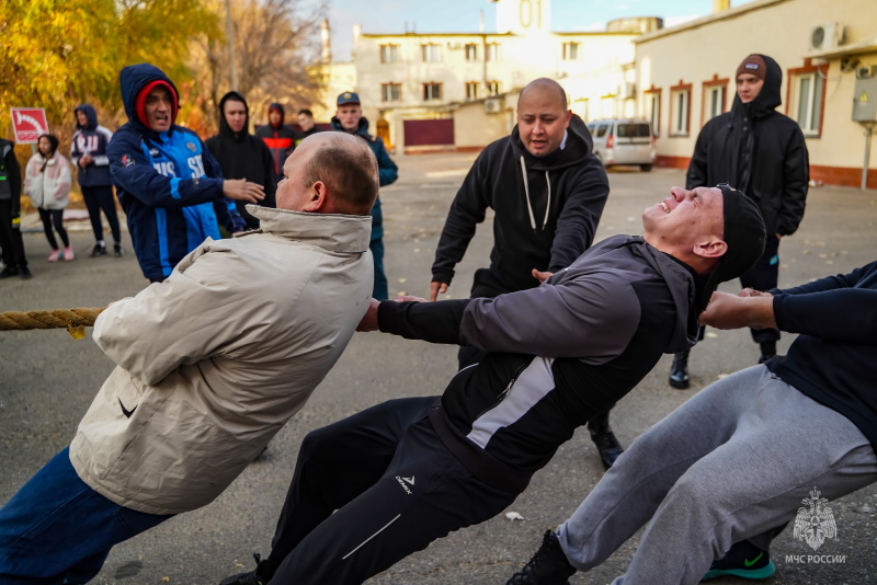 Соревнования по перетягиванию каната, приуроченные к 35-й годовщине со дня образования МЧС России