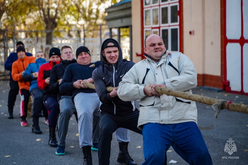 Соревнования по перетягиванию каната, приуроченные к 35-й годовщине со дня образования МЧС России