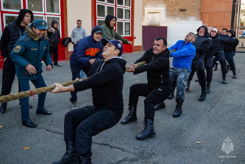 Соревнования по перетягиванию каната, приуроченные к 35-й годовщине со дня образования МЧС России