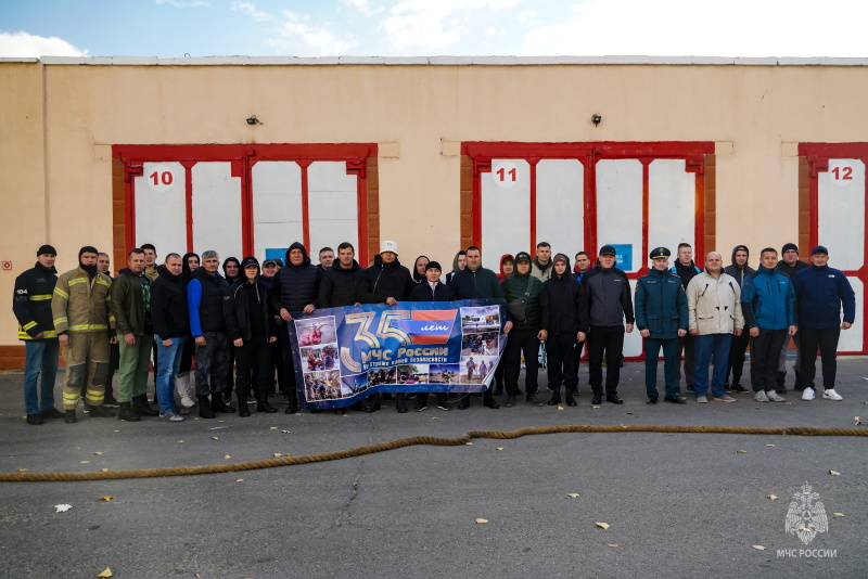 Соревнования по перетягиванию каната, приуроченные к 35-й годовщине со дня образования МЧС России