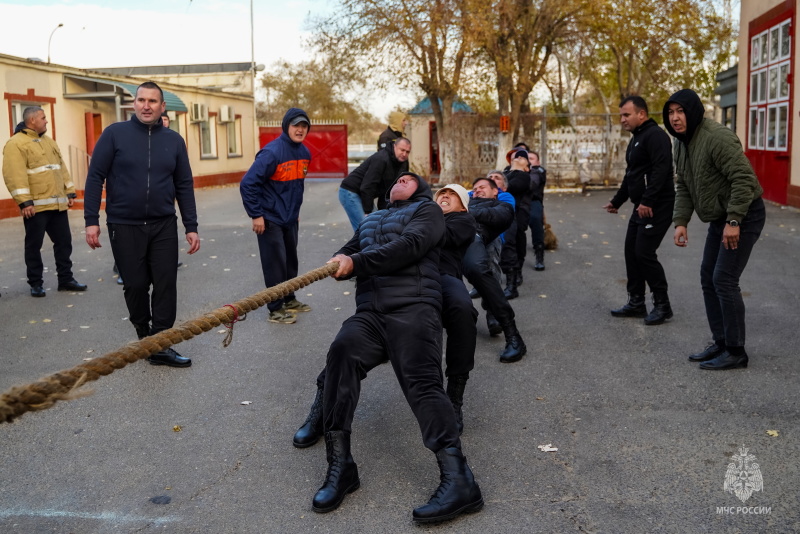 Соревнования по перетягиванию каната, приуроченные к 35-й годовщине со дня образования МЧС России
