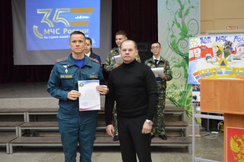 Кадеты средней школы № 4 поздравили сотрудников ФГКУ «Специальное управление ФПС № 70 МЧС России» с Днем спасателя Российской Федерации