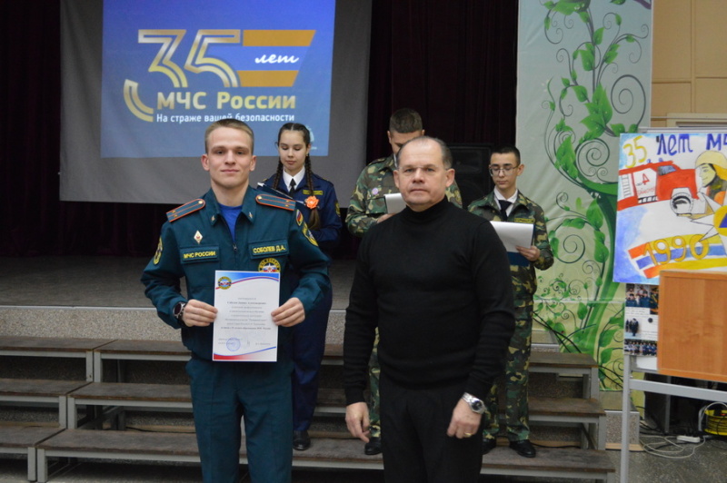 Кадеты средней школы № 4 поздравили сотрудников ФГКУ «Специальное управление ФПС № 70 МЧС России» с Днем спасателя Российской Федерации