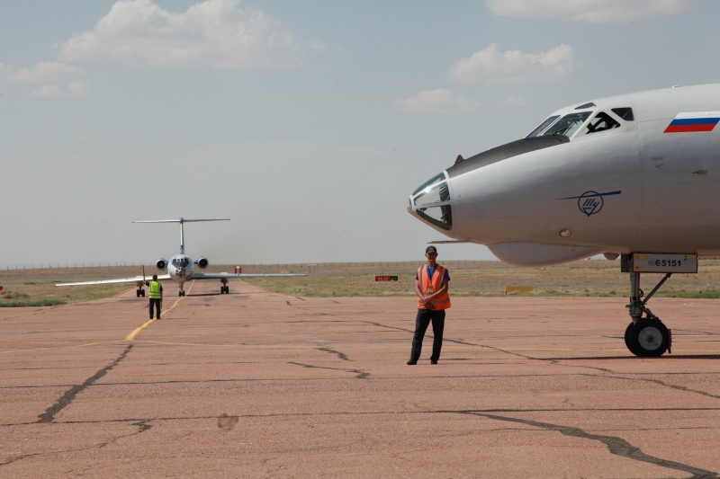 Основной и дублирующий экипажи пилотируемого корабля «Союз МС-13» прибыли на космодром Байконур для завершения подготовки к предстоящему космическому полёту. 