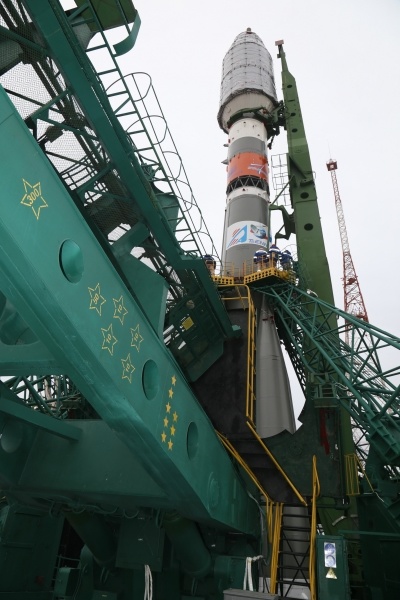 Ракета-носитель «Союз-2.1б» установлена на стартовом комплексе площадки № 31 космодрома Байконур.
