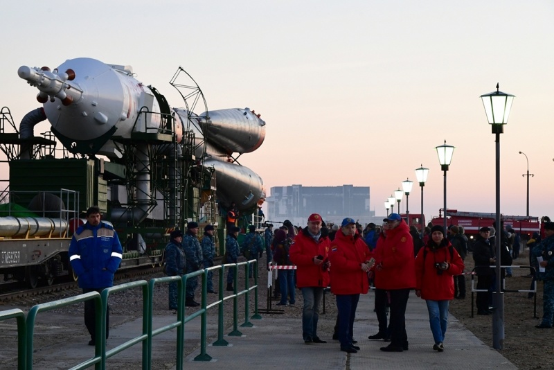 Вывоз ракеты-носителя «Союз-ФГ» с транспортным пилотируемым кораблем «Союз МС-12» из монтажно-испытательного корпуса на стартовую площадку.