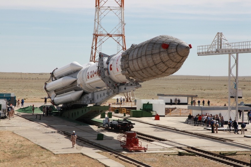 Ракета-носитель «Протон-М» установлена на стартовый комплекс