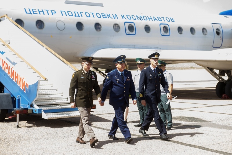 Основной и дублирующий экипажи пилотируемого корабля «Союз МС-13» прибыли на космодром Байконур для завершения подготовки к предстоящему космическому полёту. 