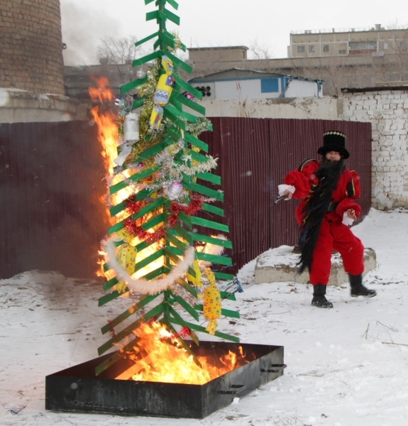 Зажгли на радость детям.