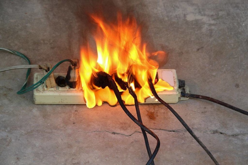 Основные причины возгорания электропроводки в квартирах и жилых домах.